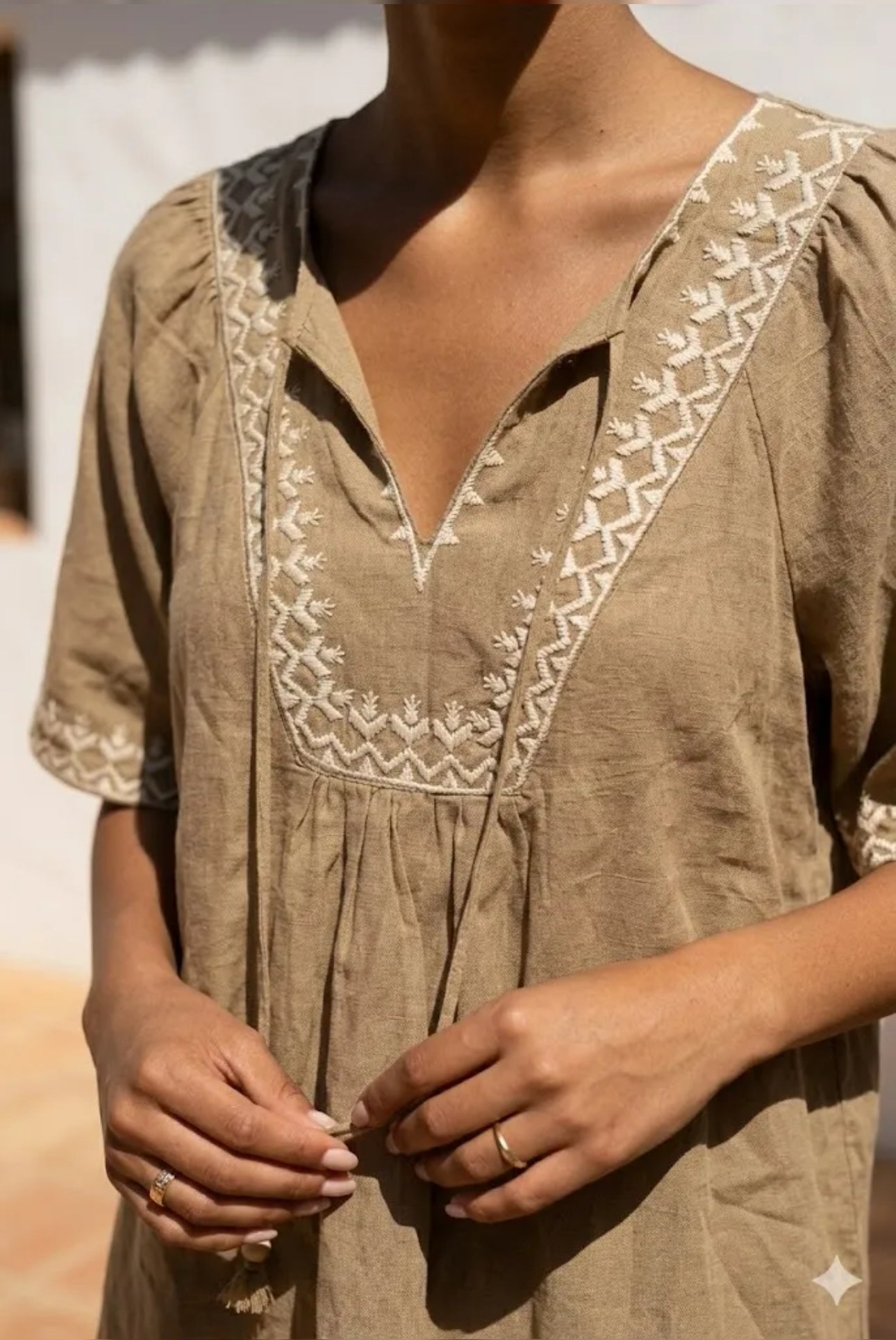 Chemise Femme Bohème Brodée Écrue Col en V Manches Courtes