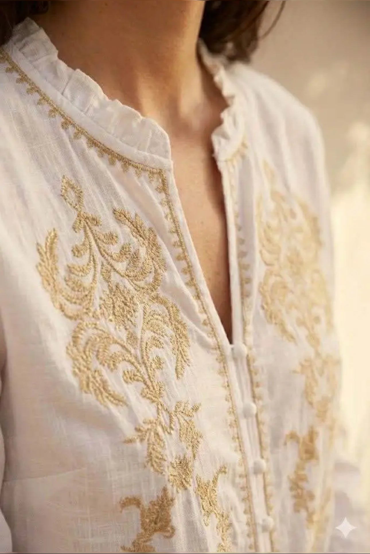 Chemise Femme Blanche Brodée Motifs Baroques Dorés
